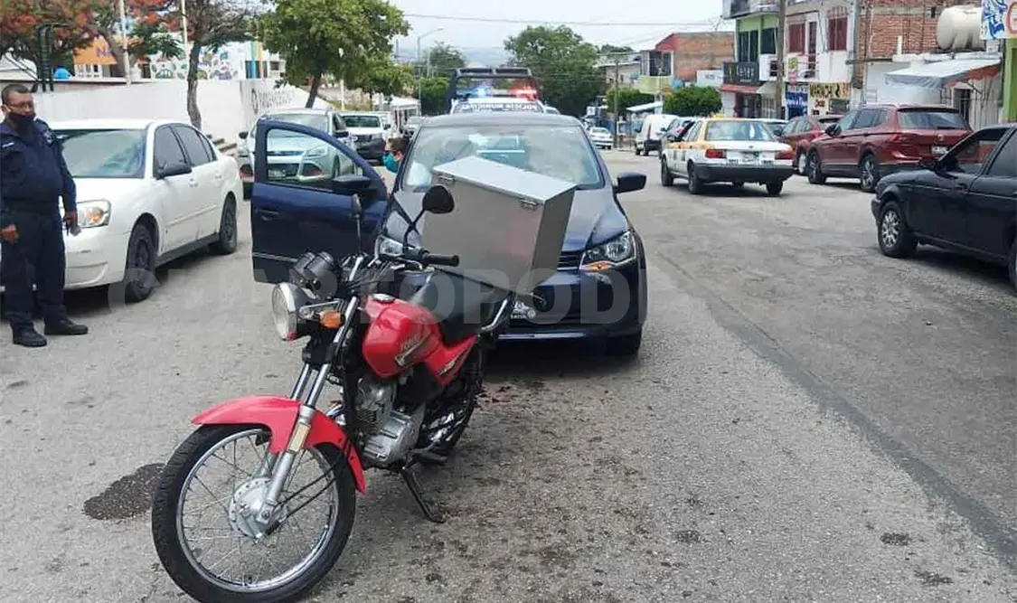 Se estrella motociclista contra auto compacto