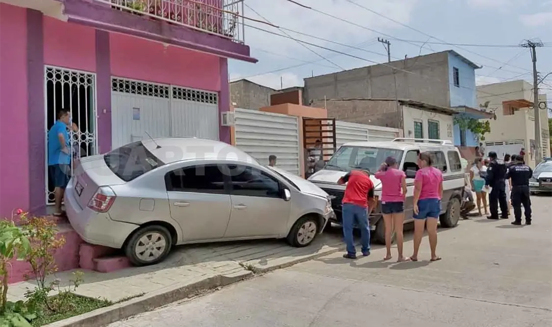 Ebrio conductor provoca destrozos en Los Pájaros