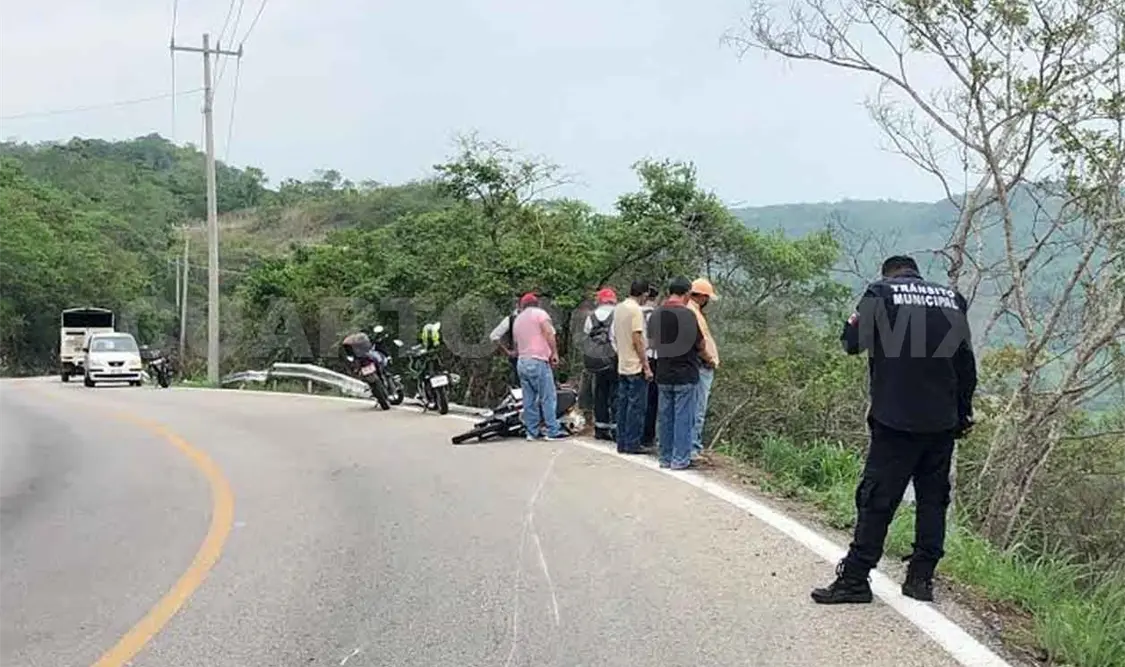 Motociclista termina en barranco con fracturas