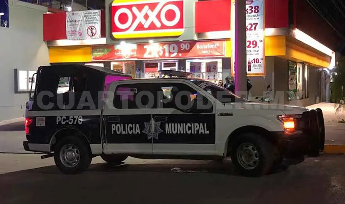 Sujetos armados asaltan tienda de conveniencia