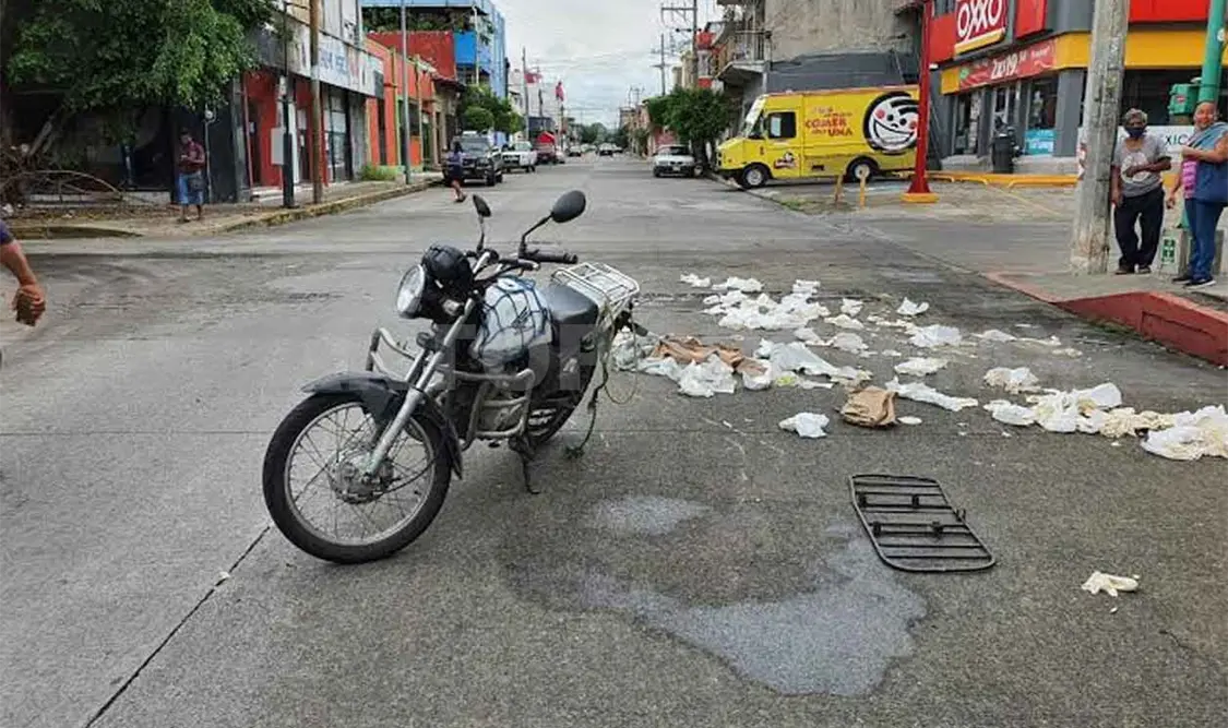 Repartidor de tortillas se estrella en un taxi