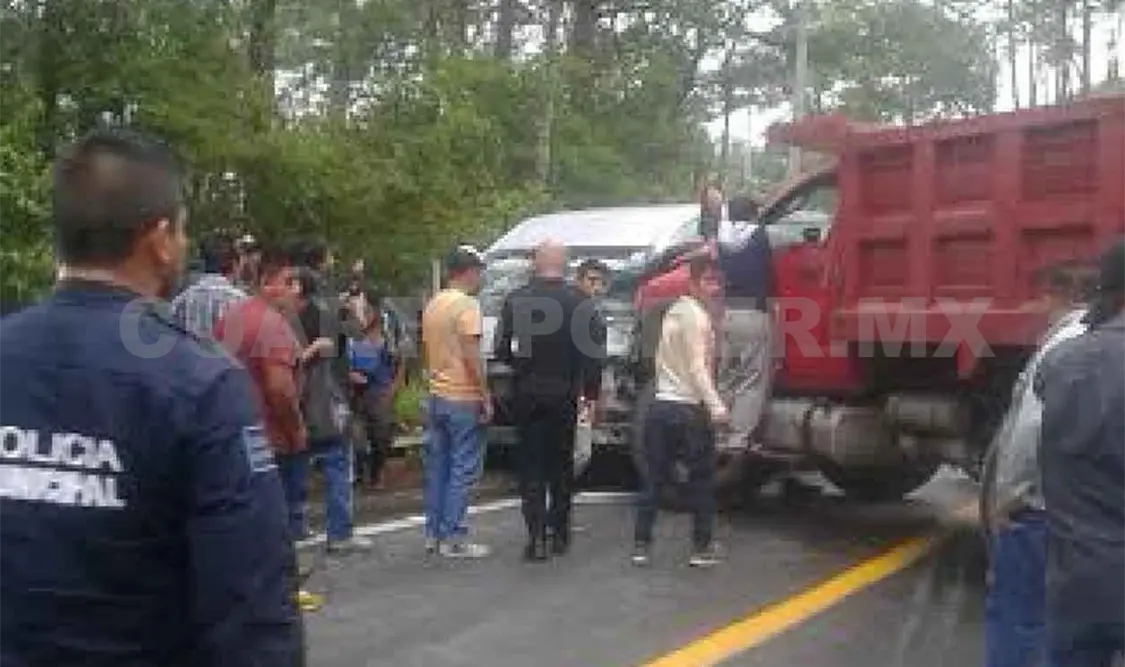 Seis heridos en choque de colectivo y un volteo