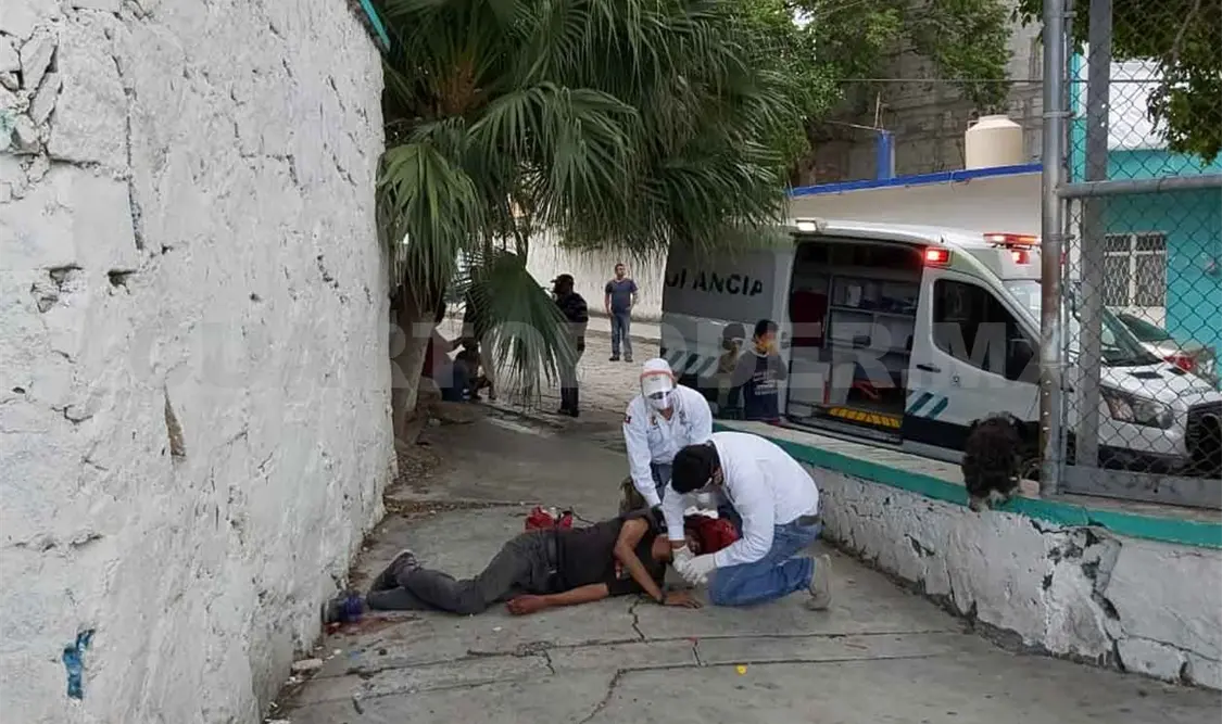 Se durmió en una barda y se desplomó al vacío
