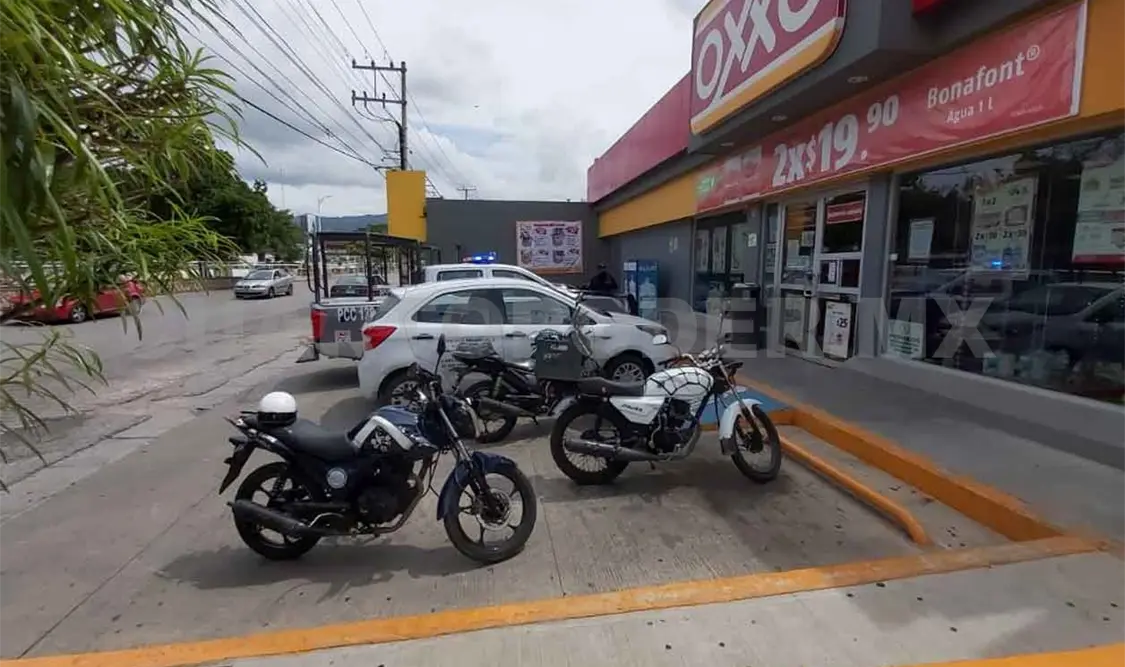 Delincuentes roban seis mil pesos y productos de Oxxo
