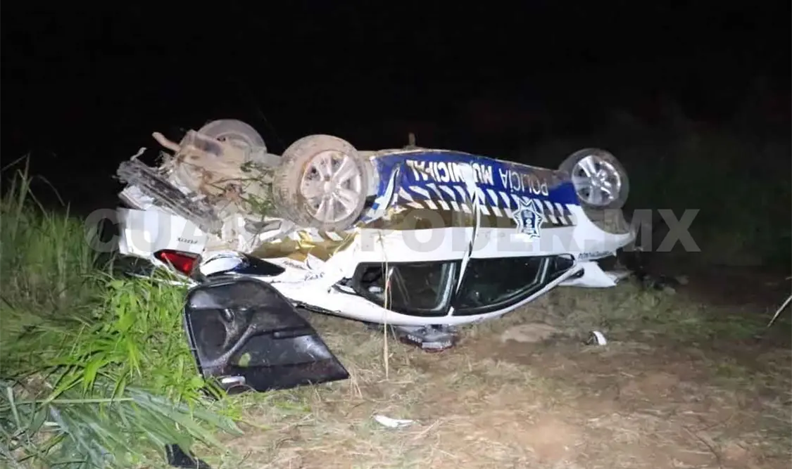 Dos policías lesionados en volcadura de patrulla
