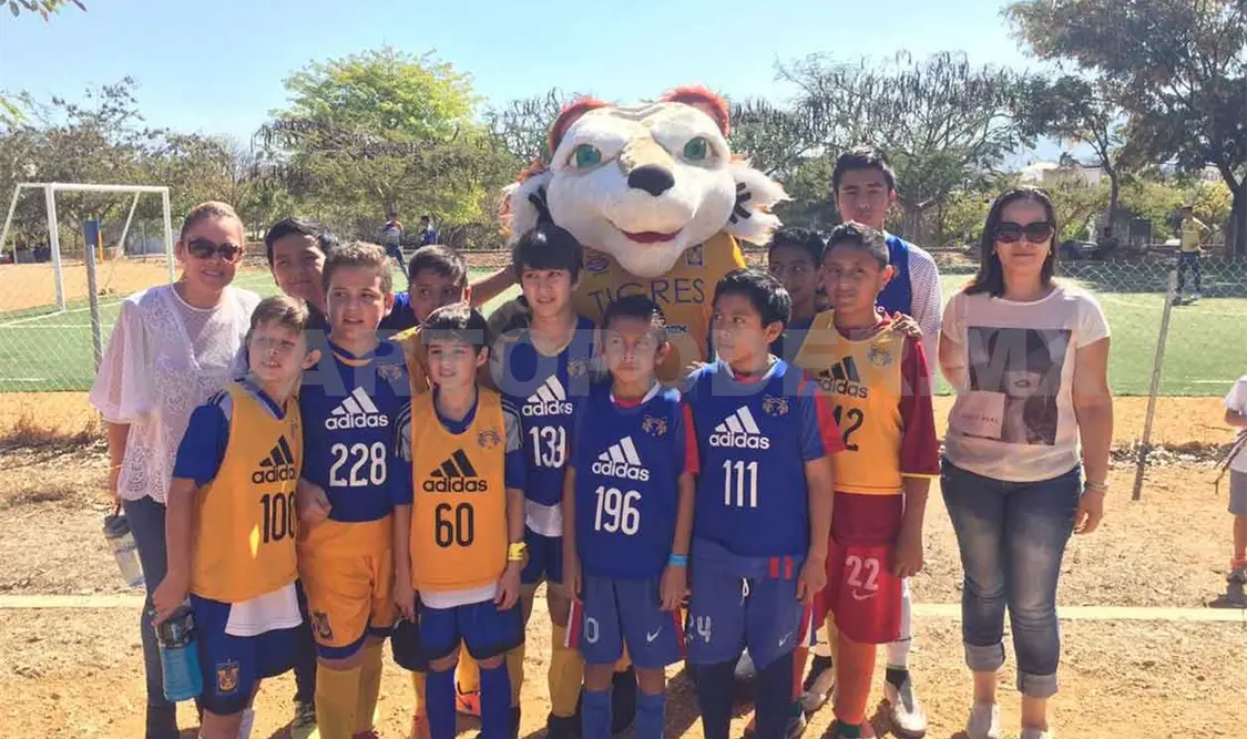 Tigres Tuxtla felicitó a padres de familia