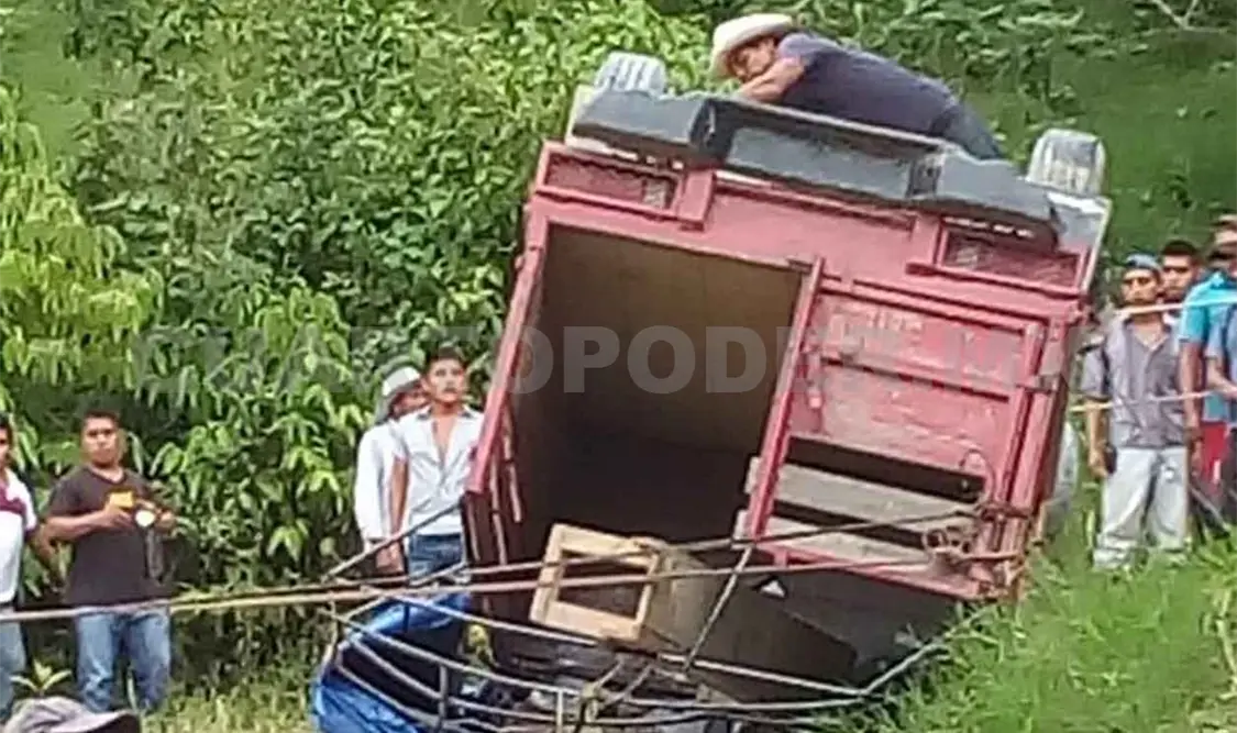 Volcadura de camioneta se salda con 10 heridos