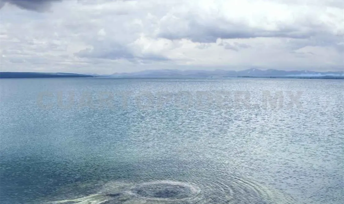 Volcán de agua pone en alerta a pescadores