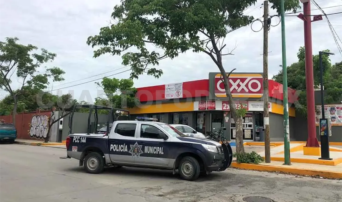Delincuentes asaltan Oxxo; escapan con tres mil pesos