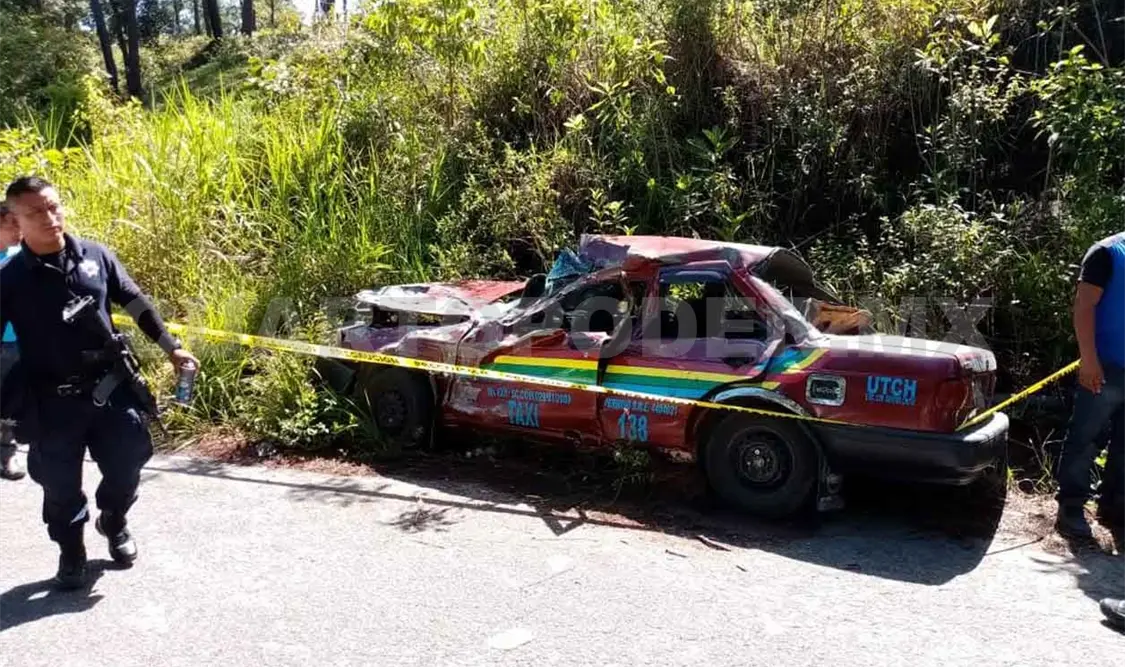 Taxista intentó rebasar y es arrollado por volteo