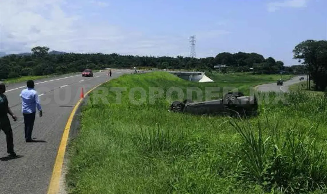 Volcó Versa y en su interior quedó el copiloto lesionado