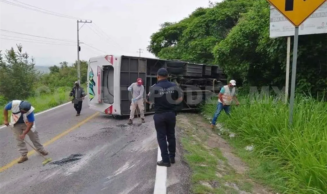 Volcadura de autobús se salda con 10 lesionados