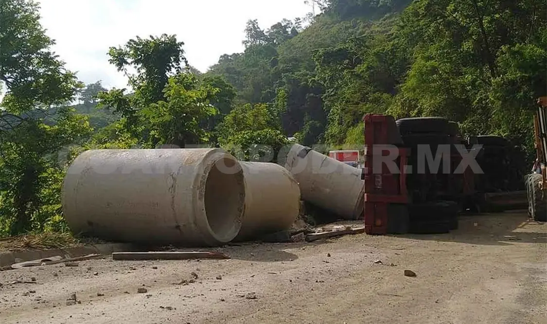 Camión cargado con tubería quedó volcado