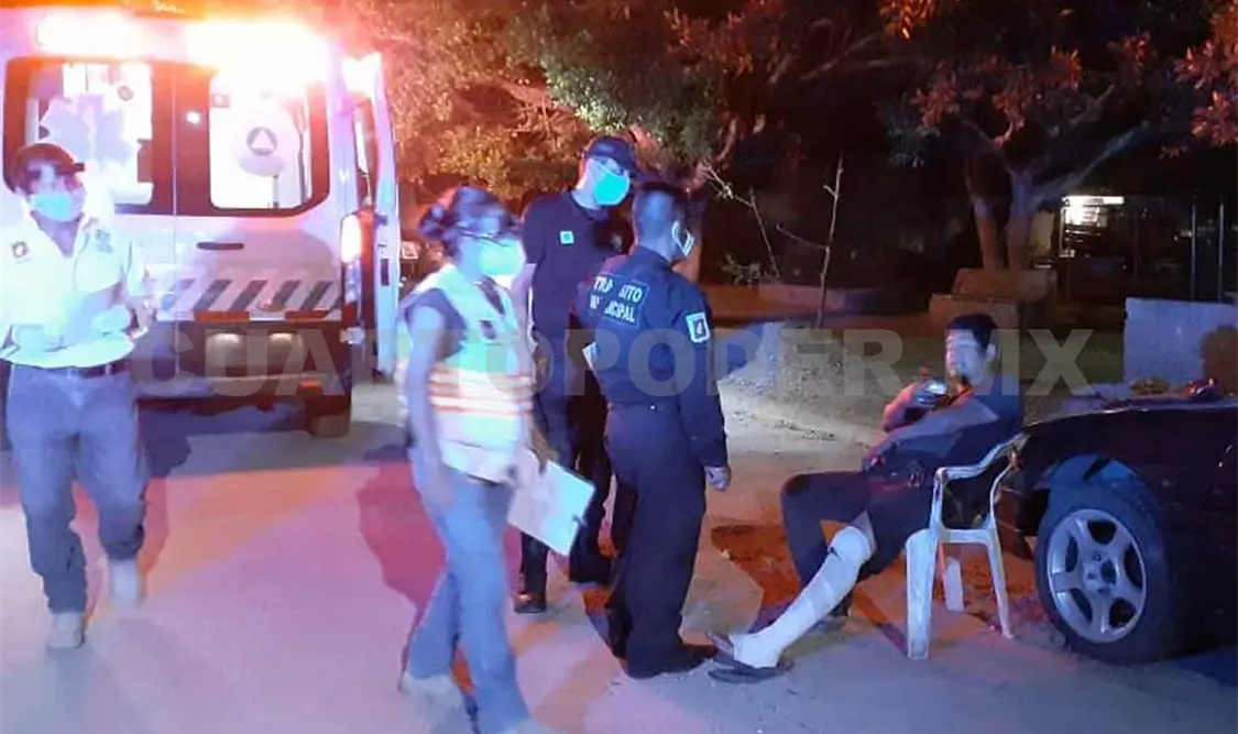 Arrolla a peatón y daña dos autos; logró huir