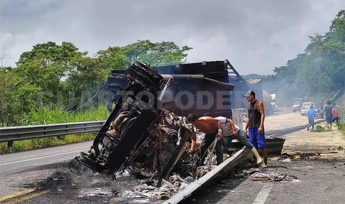 Tráiler queda en cenizas; conductor resulta ileso