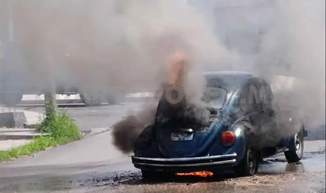 Se incendia Vocho en la Albania Alta