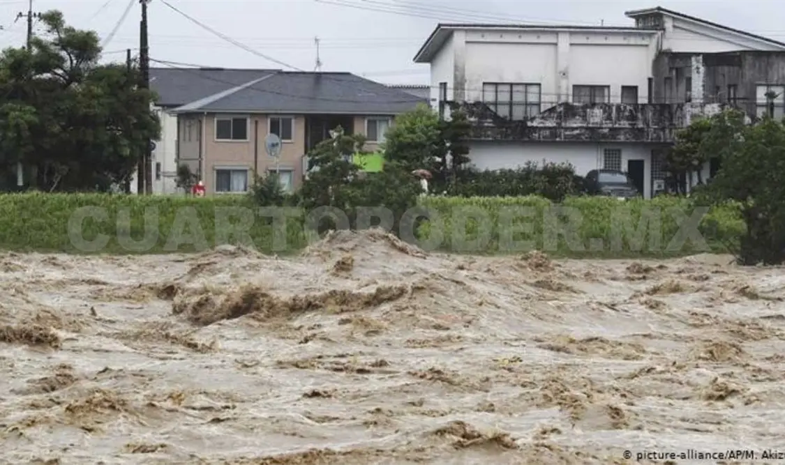 Autoridades japonesas ordenaron la evacuación de unas 75 mil personas en el oeste del país. Agencias