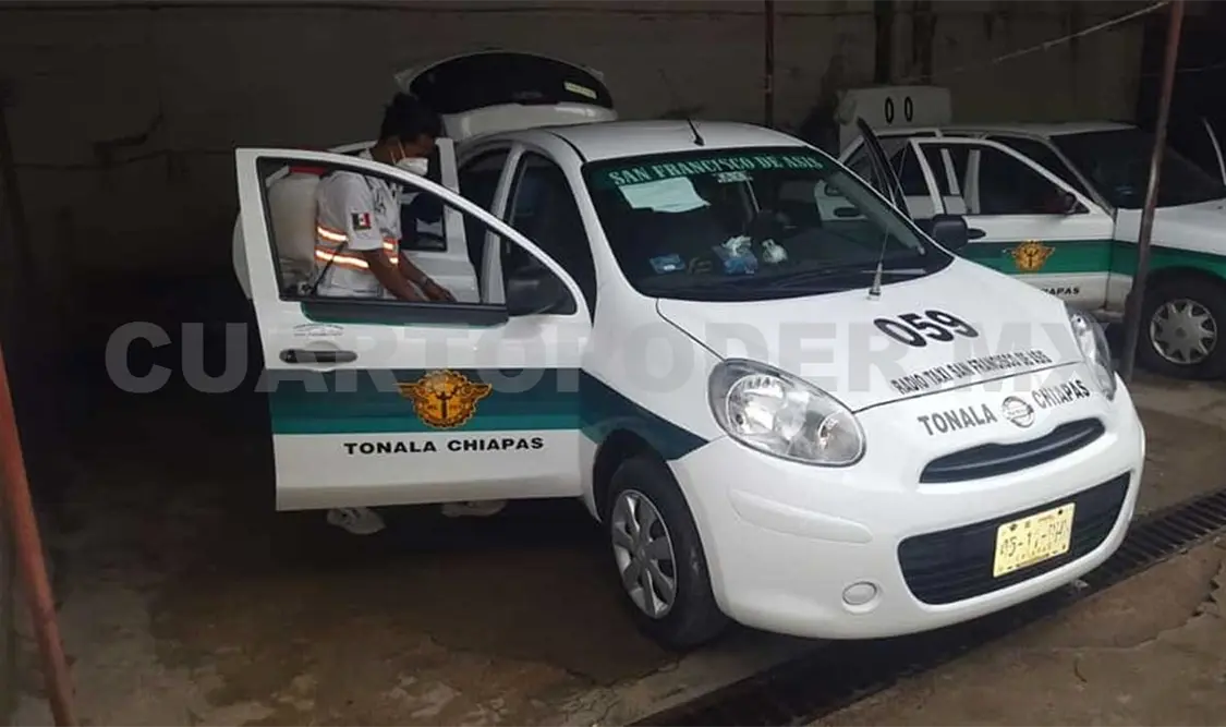 Fumigan taxis para combatir el coronavirus
