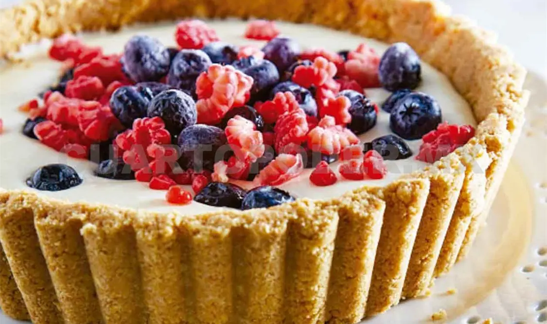 Pay helado de limón con frutos rojos