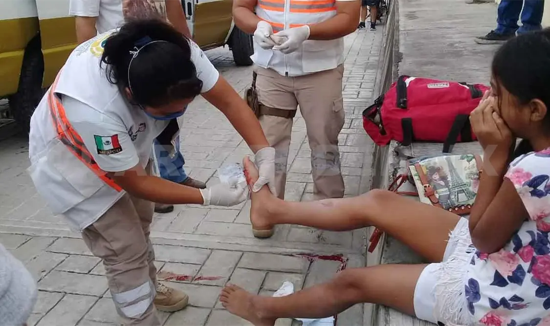 Choque salda con una niña lesionada