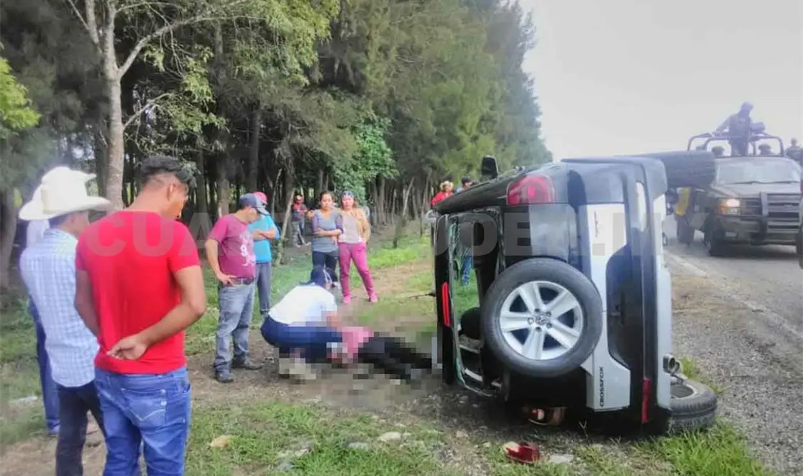 Muere conductor tras volcarse