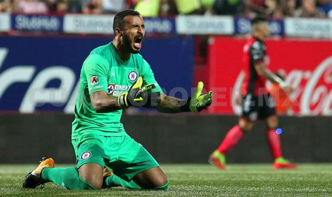 Allison, a punto de salir de Cruz Azul