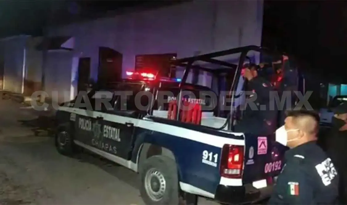 Dama forcejea con ladrón; caen de un segundo piso