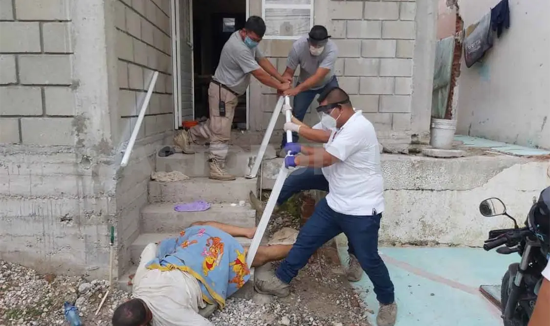 Cae y queda tirado durante 12 horas en el patio de su casa