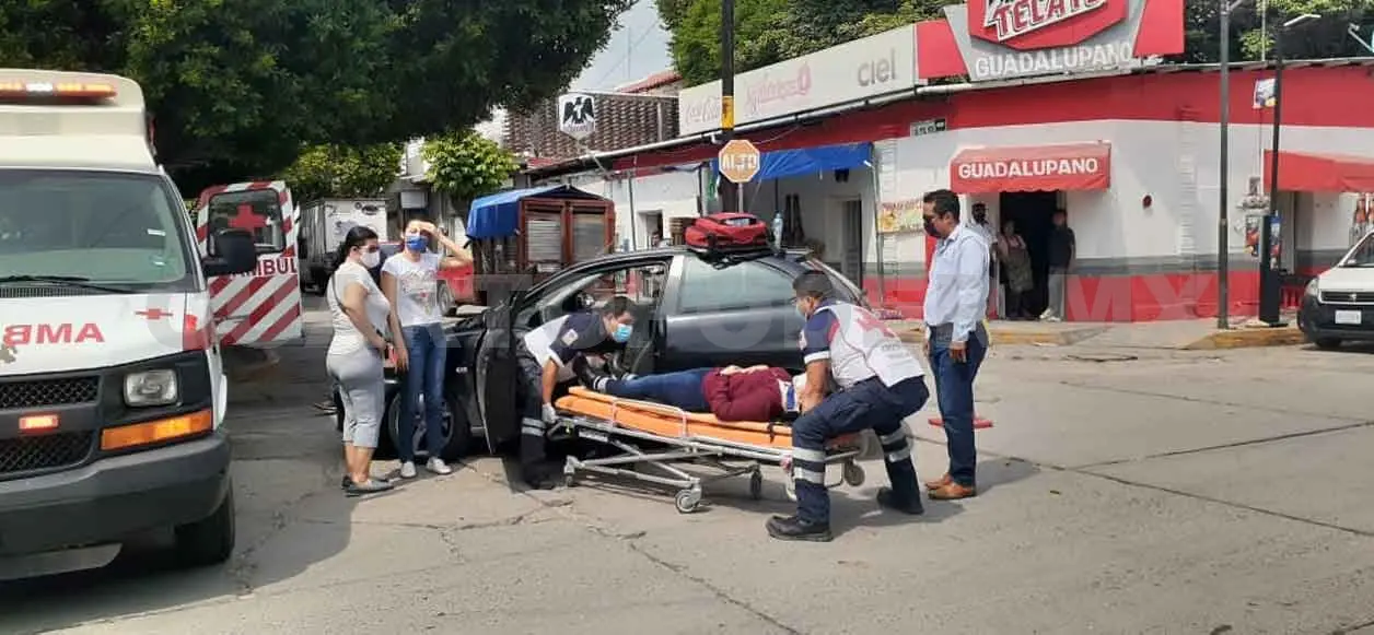 Dama queda lesionada en accidente