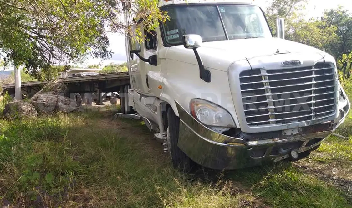 Provoca destrozos trailero y es detenido en persecución