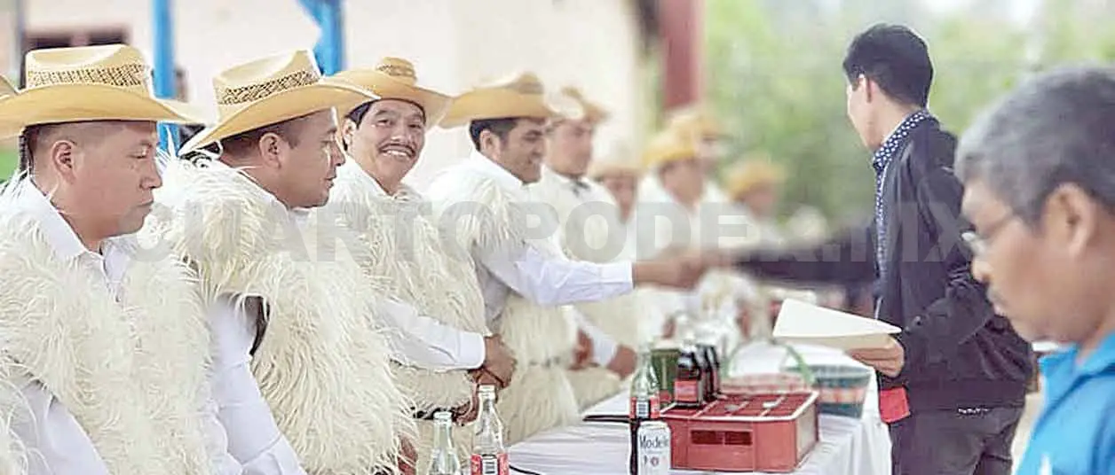 Tzotziles que no creen en el Covid festejan graduaciones escolares