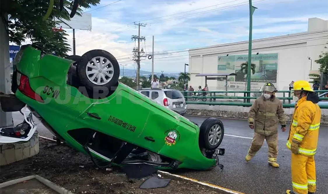Tres mujeres quedan lesionadas al volcar taxi