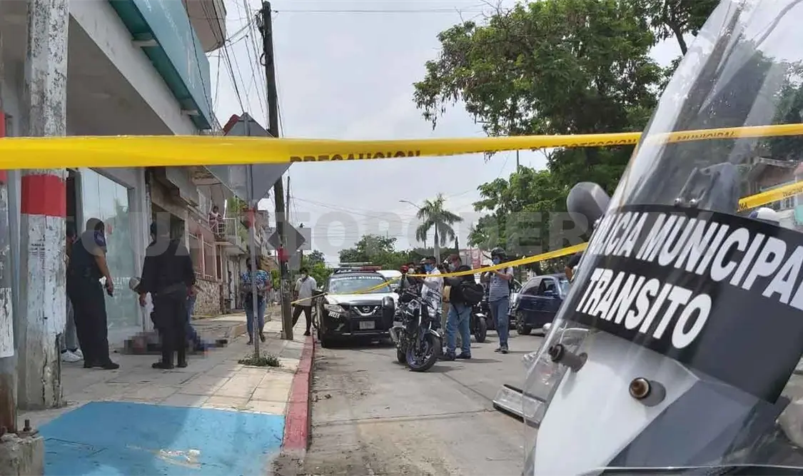 Adulto mayor muere al salir de un banco