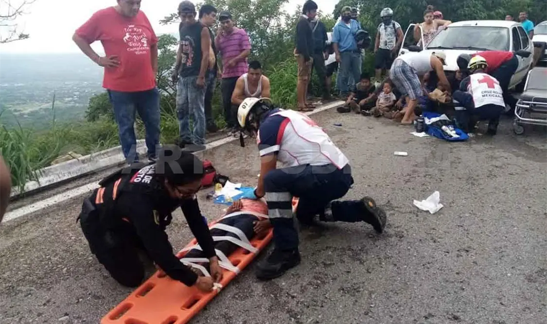 Ocho lesionados al caer a barranco