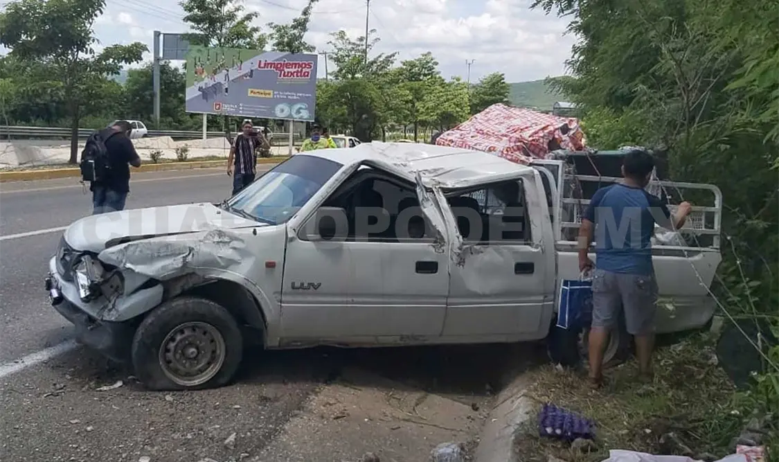 Un aparente corte de circulación provocó que el chofer de la camioneta volanteara para evadir el impacto; al perder el control abandonó la carretera y se produjo el accidente. Ulises López / CP