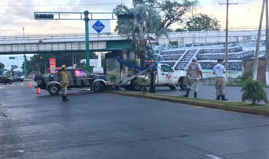 Camioneta derriba poste de alumbrado