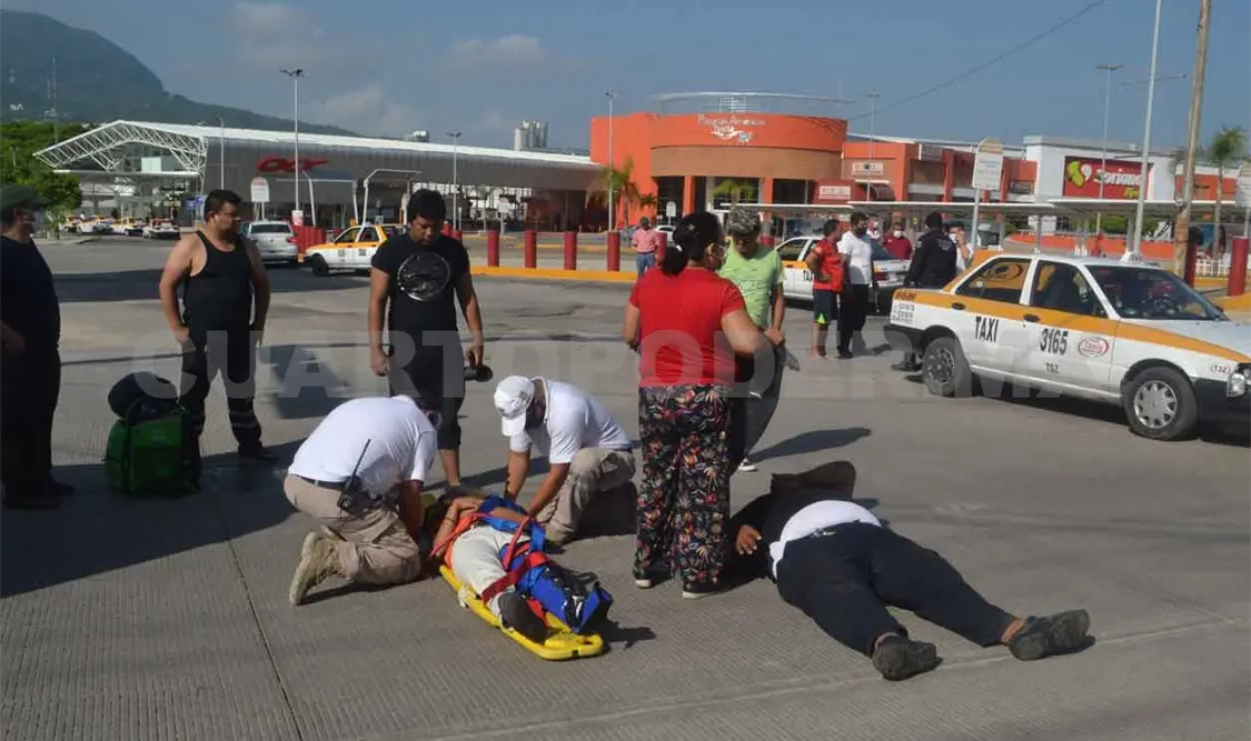 Pareja de motociclistas se estrella contra taxi