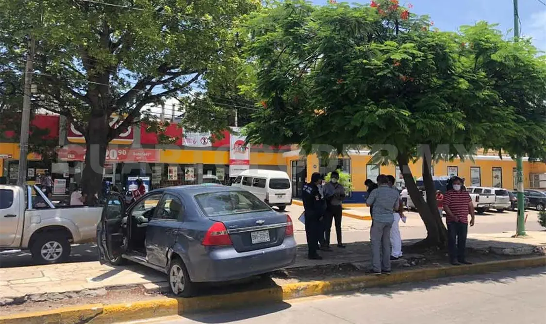 Auto queda en el camellón al chocar con camioneta