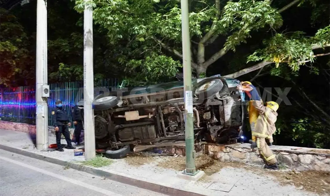 Volcó y provocó destrozos en Joyyo Mayu