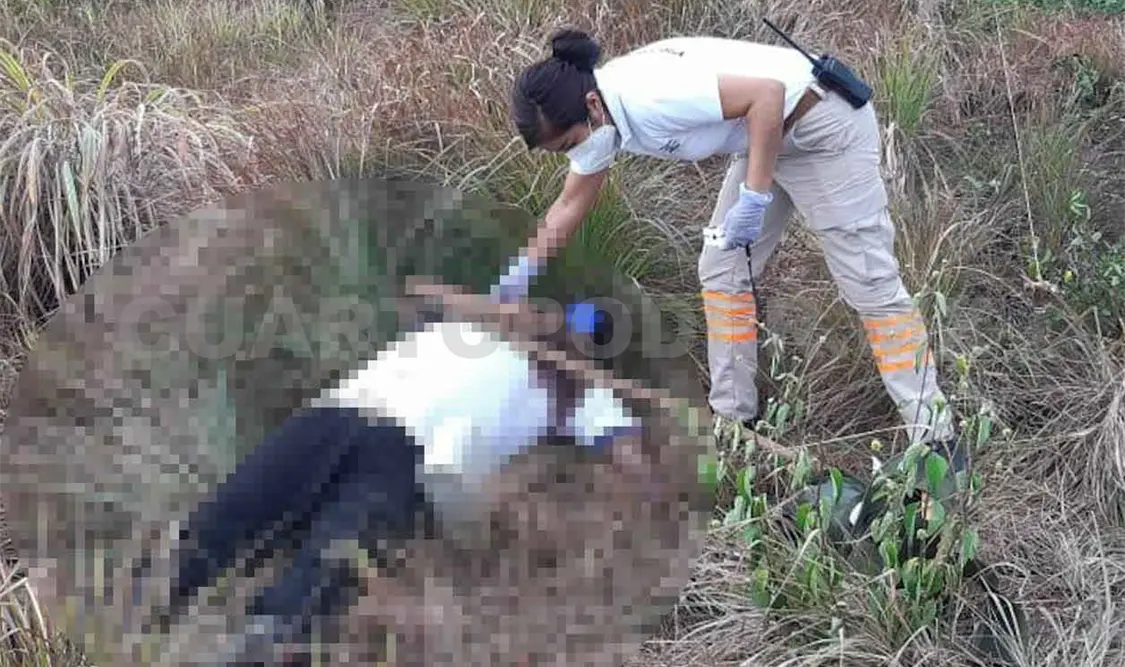 Asesinan a hombre a tiros en un camino