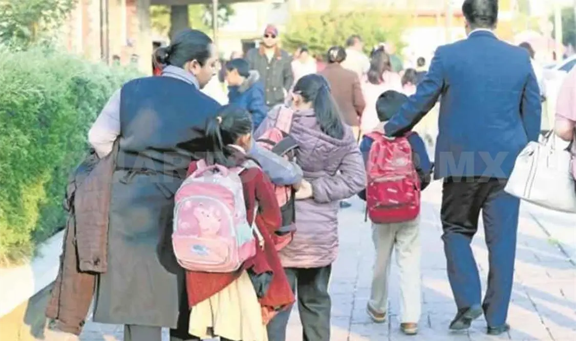 Falso que cada escuela decida regreso a clases