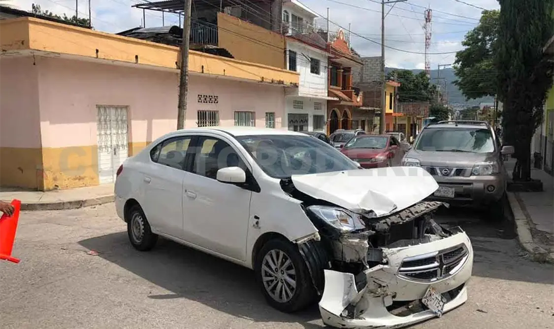 Colectivo y sedán chocan en la Bienestar Social