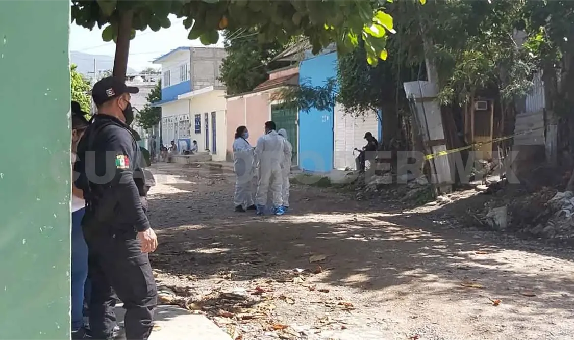 Aparece muerto en su patio, con signos de violencia