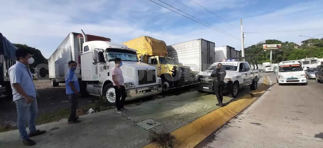 Fallece trailero al caer de su unidad