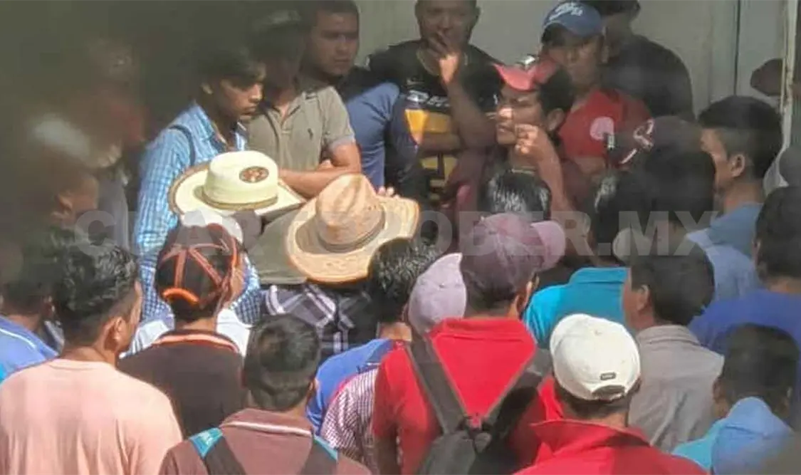 Retienen a funcionarios ante falta de acuerdos
