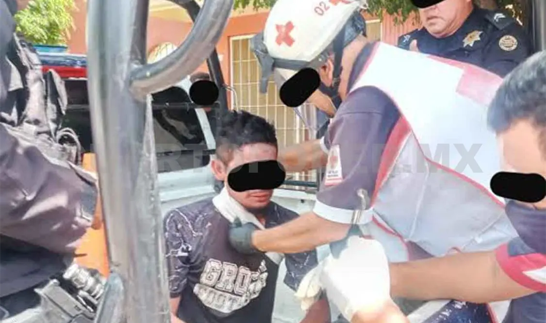 Policías evitan que sujeto se tire del techo