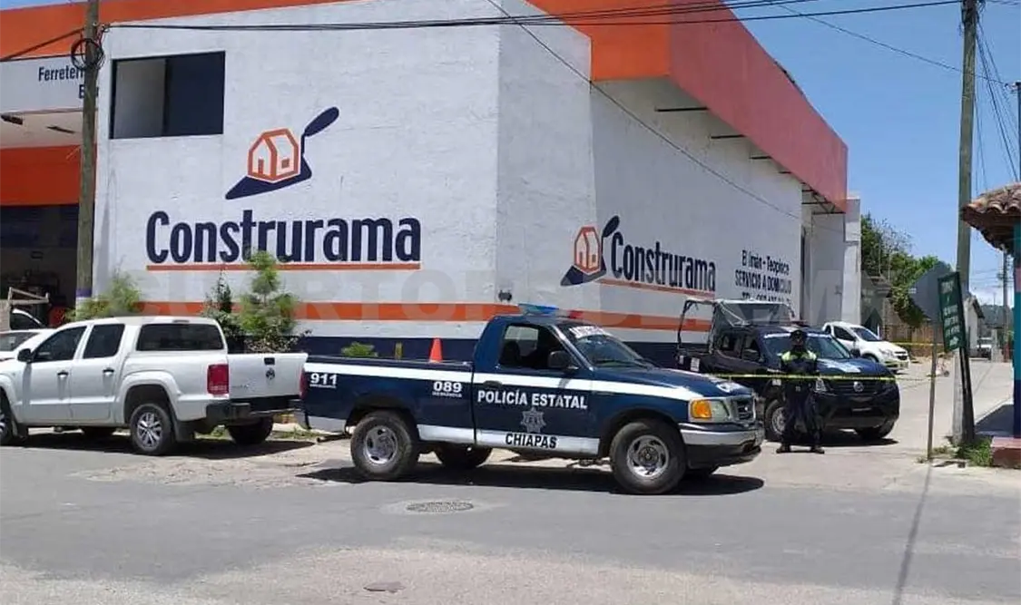 Elementos de la Policía Municipal llegaron para brindar el auxilio, buscaron a los delincuentes mas no lograron dar con su paradero. Manuel Martínez / CP