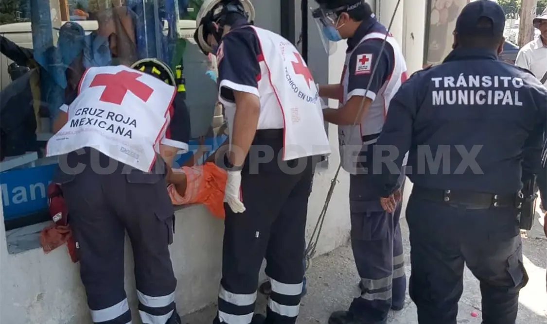 Socorristas de la benemérita institución llegaron para brindarle la valoración a la menor, luego de ser atropellada por una motocicleta. Ulises López / CP