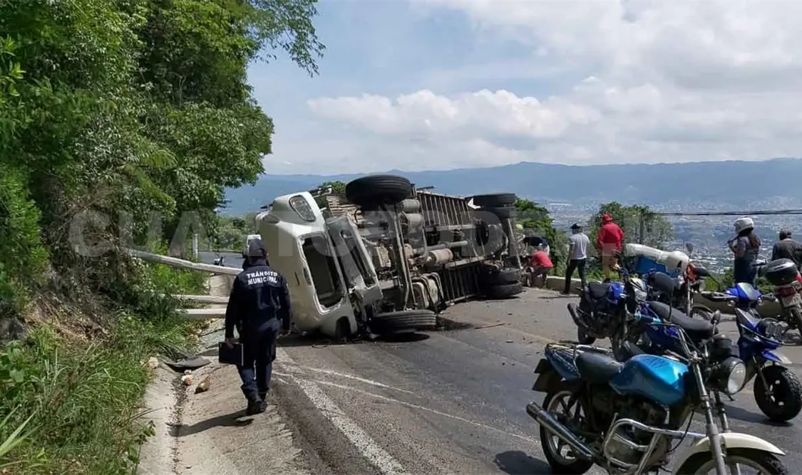 Se accidenta pesada unidad en vía