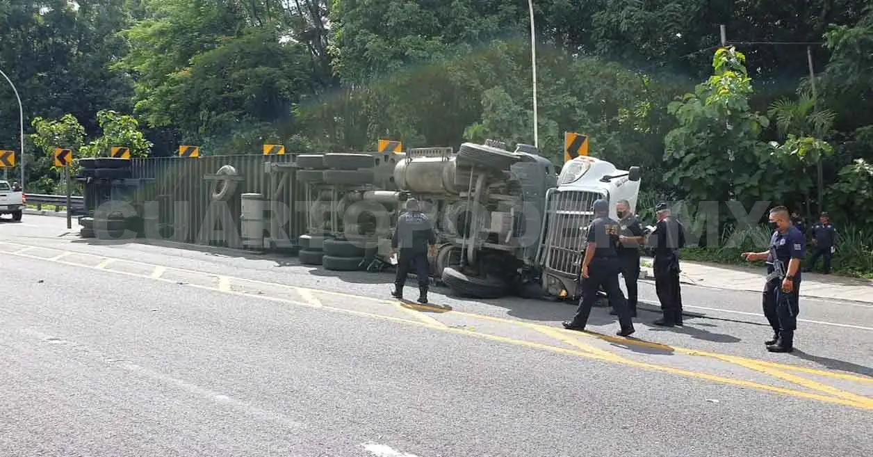 Vuelca tráiler en carretera a Talismán